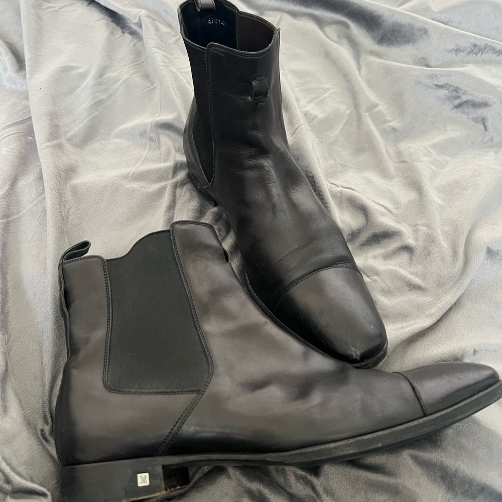 Made in Italy. Ankle leather boots. Perfect condition. LOUIS VUITTON PARIS